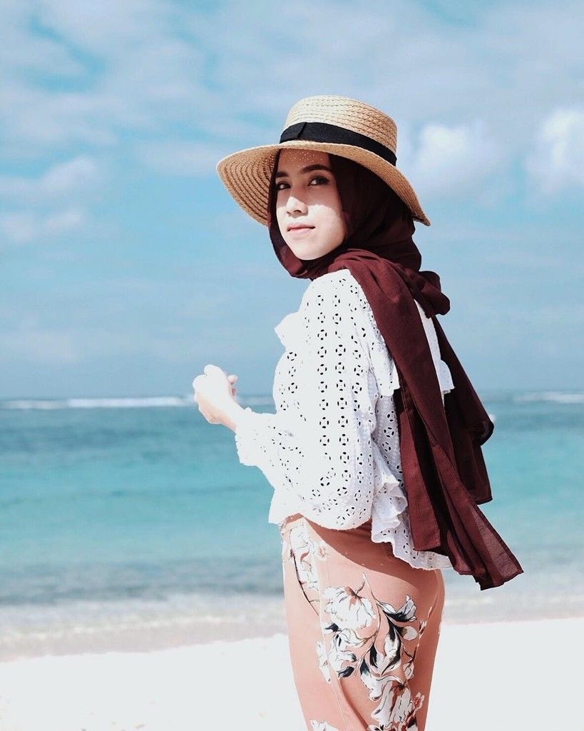 Yuk Contek Gaya Kece Hijaber AmeliaElle Saat Travelling Ke Pantai