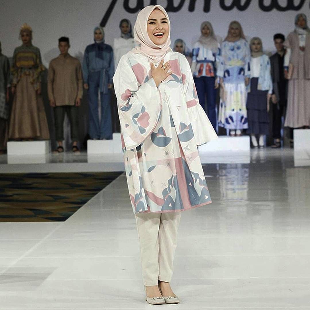 8 Fakta Unik Ria  Miranda  Desainer Busana Muslimah Indonesia