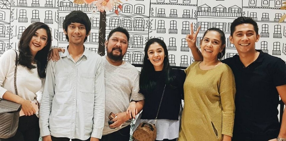 Gak Banyak yang Tahu, 5 Artis Indonesia Beda Agama dengan Orangtuanya