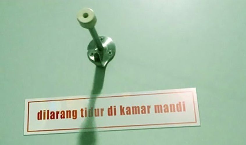 10 Tulisan Unik di Dinding Toilet Umum Ini Bikin Ngakak 