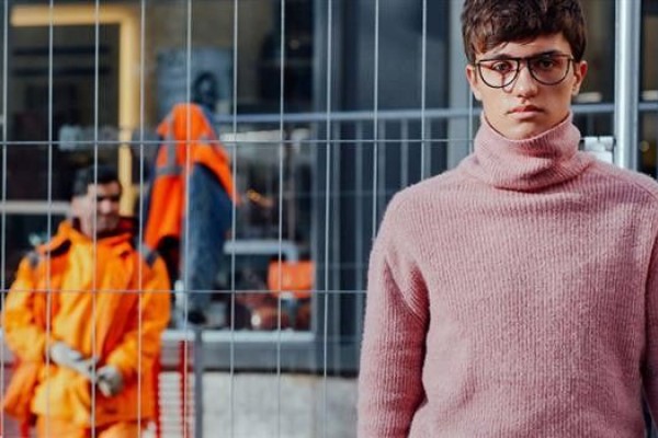 Bikin Cewek Terpana dengan 5 Paduan Turtleneck Berikut Ini