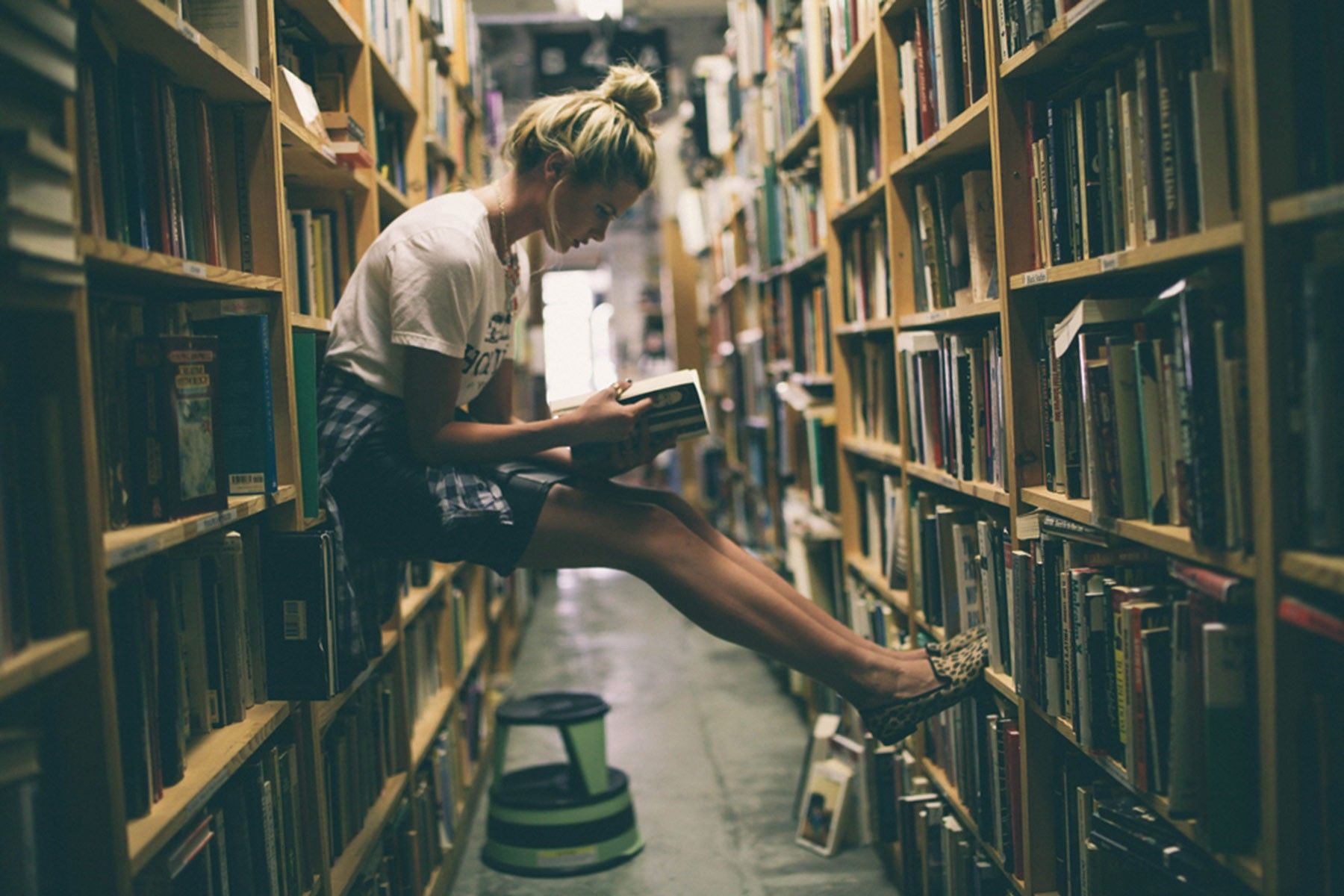 Books in my life. Книга человек. Девушка с книгой. Люди в библиотеке. Чтение книг.