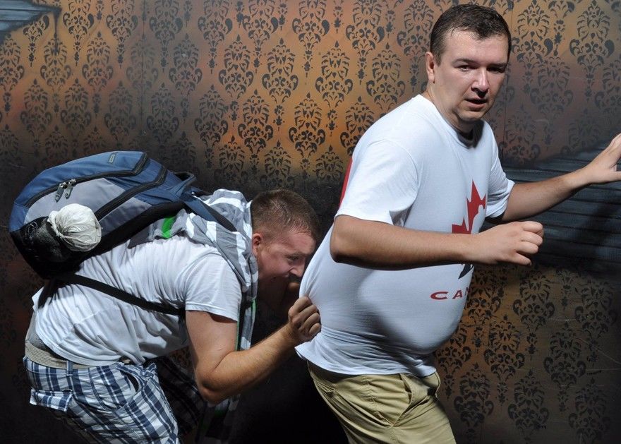 Ngakak! 15 Ekspresi Orang Saat Masuk Rumah Hantu, Kamu yang Mana?