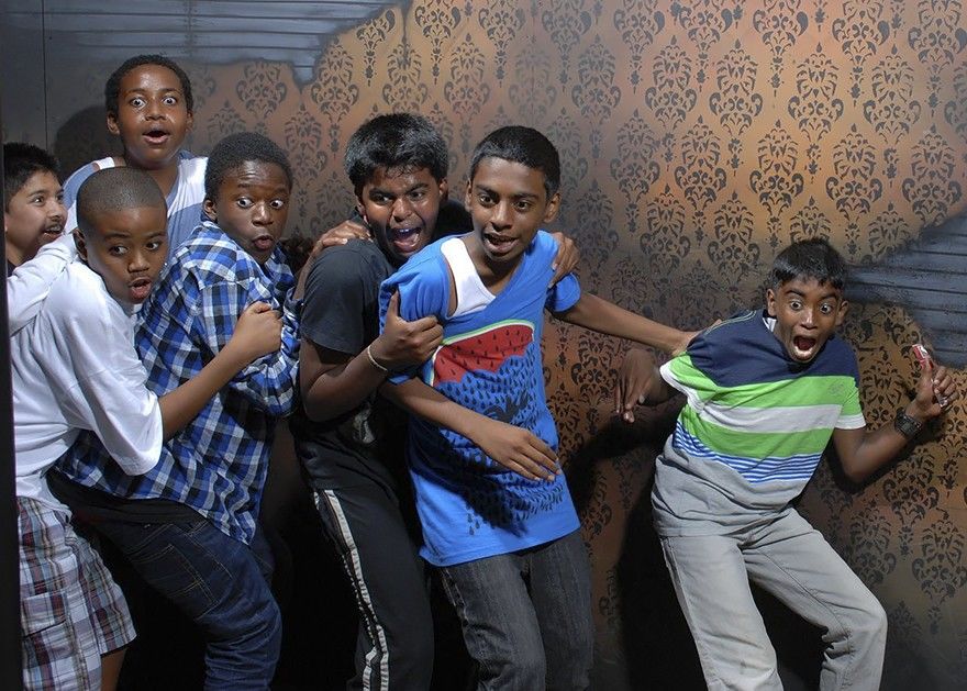 Ngakak! 15 Ekspresi Orang Saat Masuk Rumah Hantu, Kamu yang Mana?