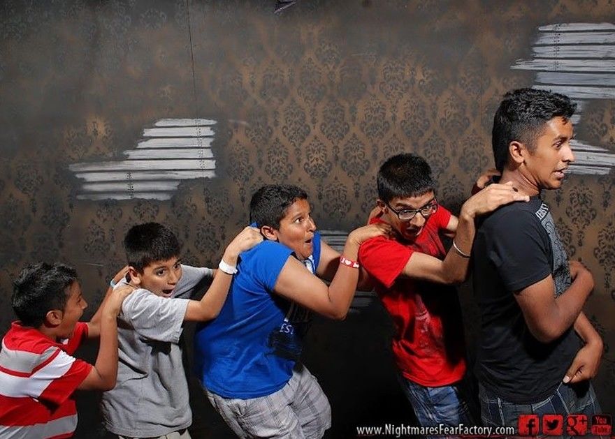 Ngakak! 15 Ekspresi Orang Saat Masuk Rumah Hantu, Kamu yang Mana?