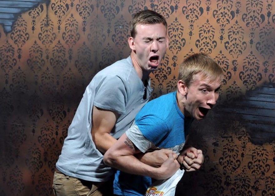 Ngakak! 15 Ekspresi Orang Saat Masuk Rumah Hantu, Kamu yang Mana?