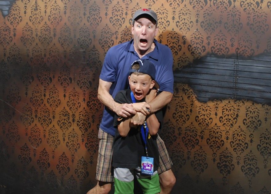 Ngakak! 15 Ekspresi Orang Saat Masuk Rumah Hantu, Kamu yang Mana?