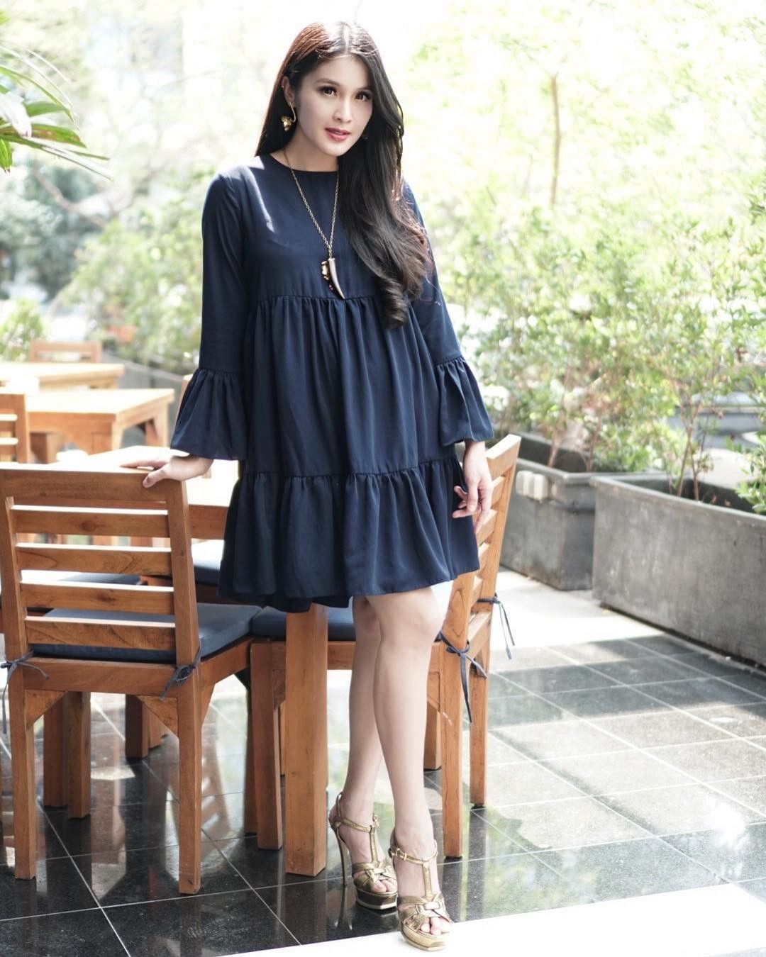 Tetap Modis Selama Hamil Contek 7 Outfit Cantik Ala Sandra Dewi