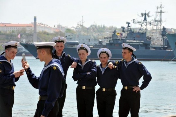 Фото моряков в форме на корабле Cegah Kebocoran Informasi, Rusia Larang Tentaranya Posting Status ke Medsos