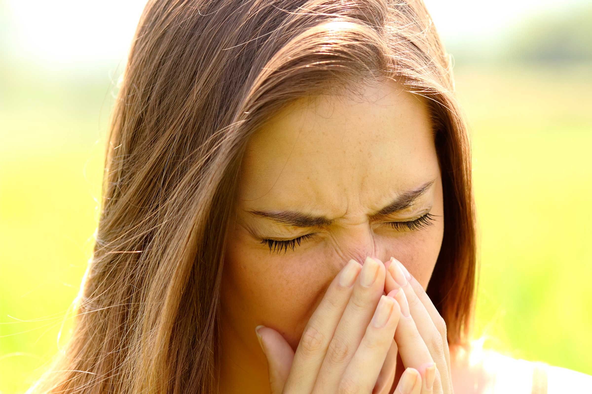 Не даст лицо. Сезонная аллергия. Девушка страдает от аллергии. Why we sneeze.