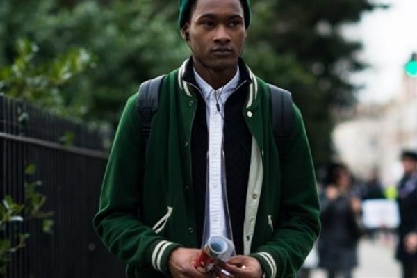 5 Inspirasi Style Varsity Jacket Buat Cowok Masa Kini 