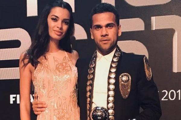 Tampil Anti-Mainstream di Acara FIFA, Fashion Dani Alves 