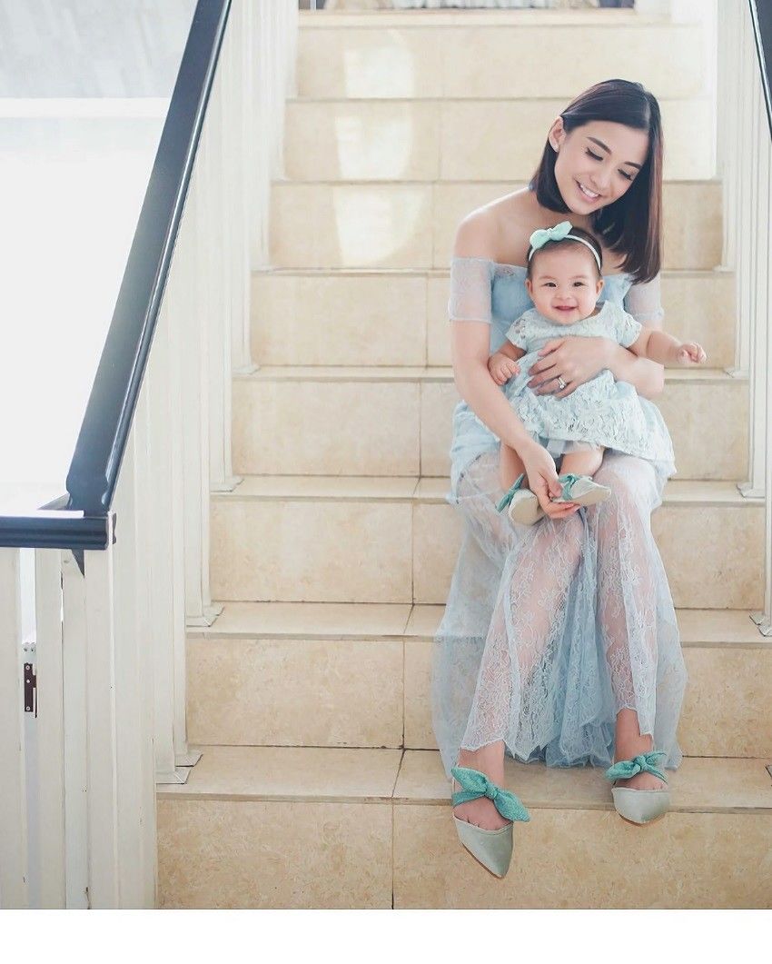 10 Ide Gaun Kembaran Ala Chelsea Olivia Nastusha Buat Mama Muda