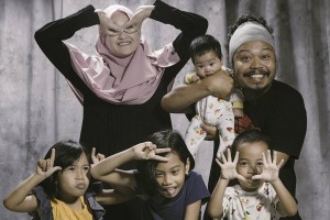 10 Momen Ini Buktikan Is 'Payung Teduh' Sosok yang Sayang Keluarga