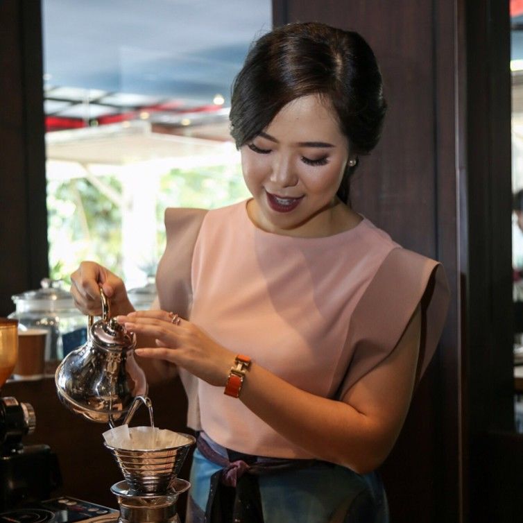 Perkenalkan Evani Jesslyn Barista Cantik Yang Bikinkan Kopi Untuk Jokowi 1423