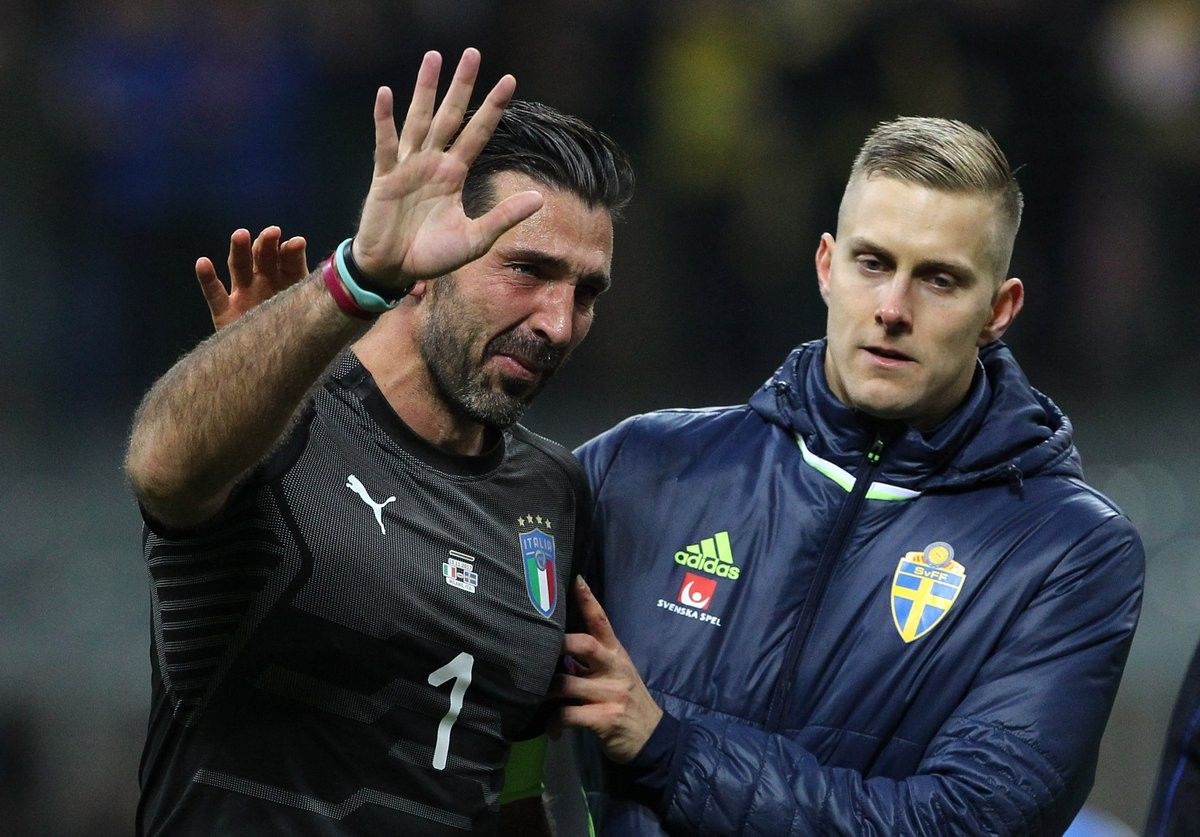 5 Foto Mengharukan Buffon Usai Gagal Lolos Ke Piala Dunia 2018