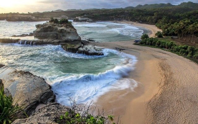 Gak Perlu Ke Hawaii 7 Pantai Indah Di Jawa Timur Ini Bikin