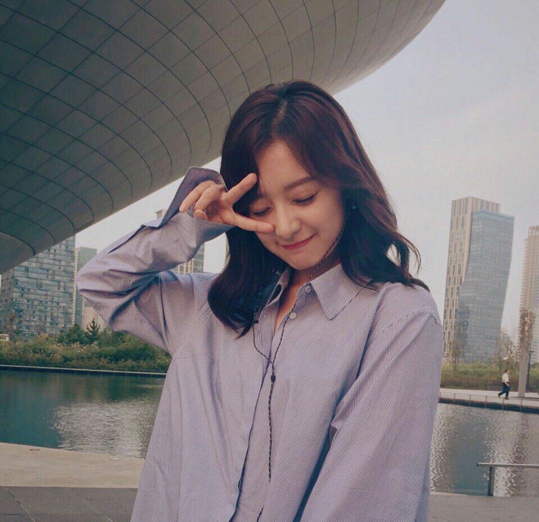 Selalu Berperan Jutek, Tapi 7 Foto Kim Ji Won Ini Justru Anggun Banget