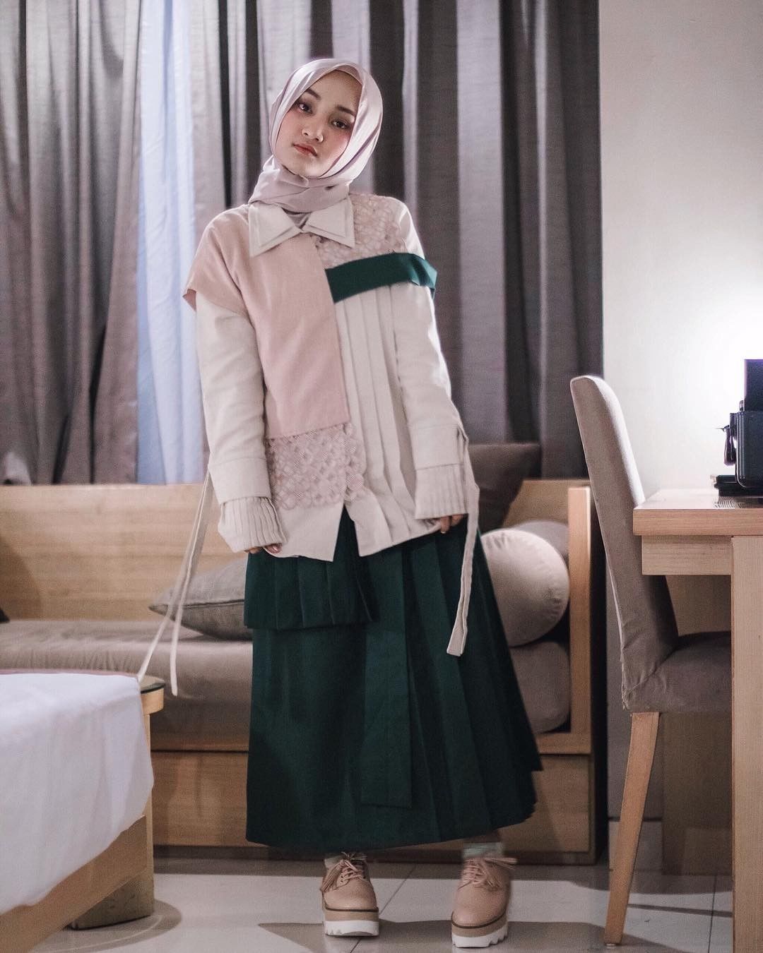 10 Inspirasi Outfit Berhijab Nan Stylish Ala Fatin Shidqia Lubis