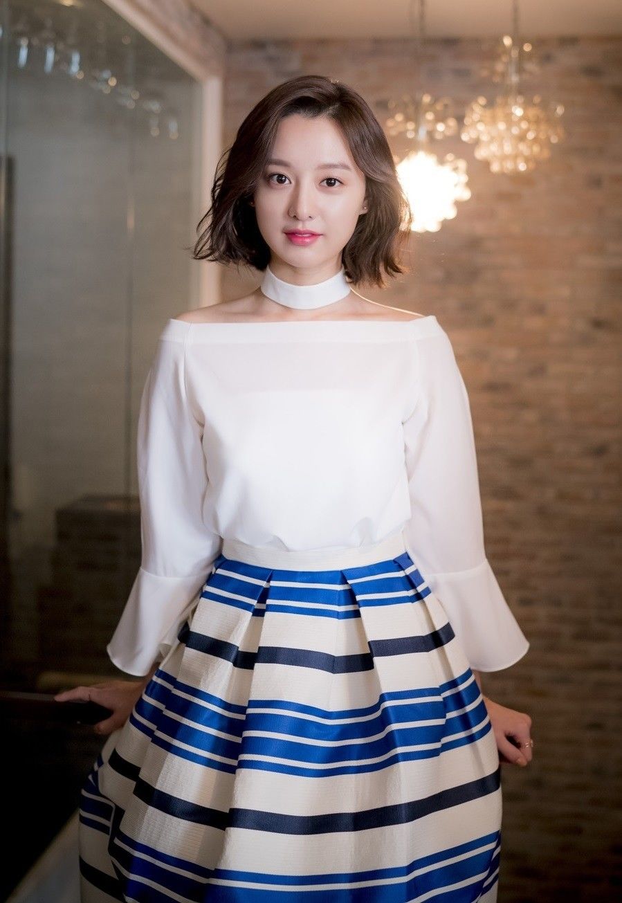 Simple & Stylish, Ini 8 Gaya Fashion Kim Ji Won yang Mudah Ditiru