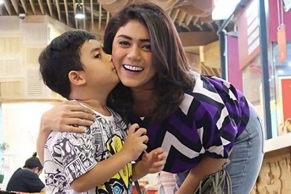 8 Potret Kompaknya Thalita Latief Dengan Anak Tunggalnya Sweet