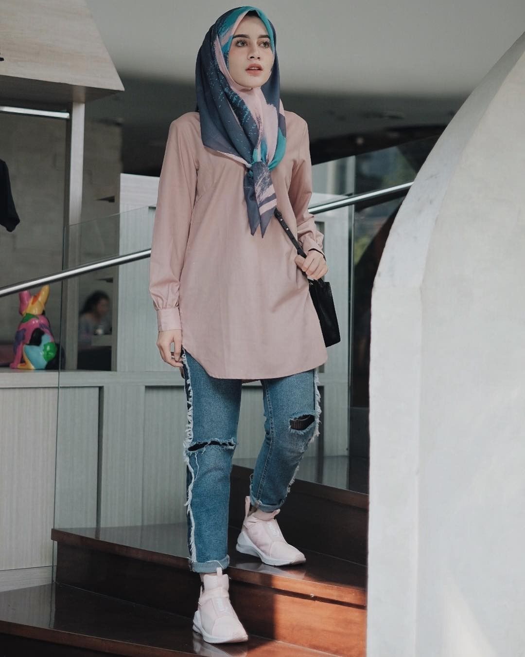Memadukan Hijab Dengan Jeans Contoh Gaya Selebgram Aghnia Punjabi Ini