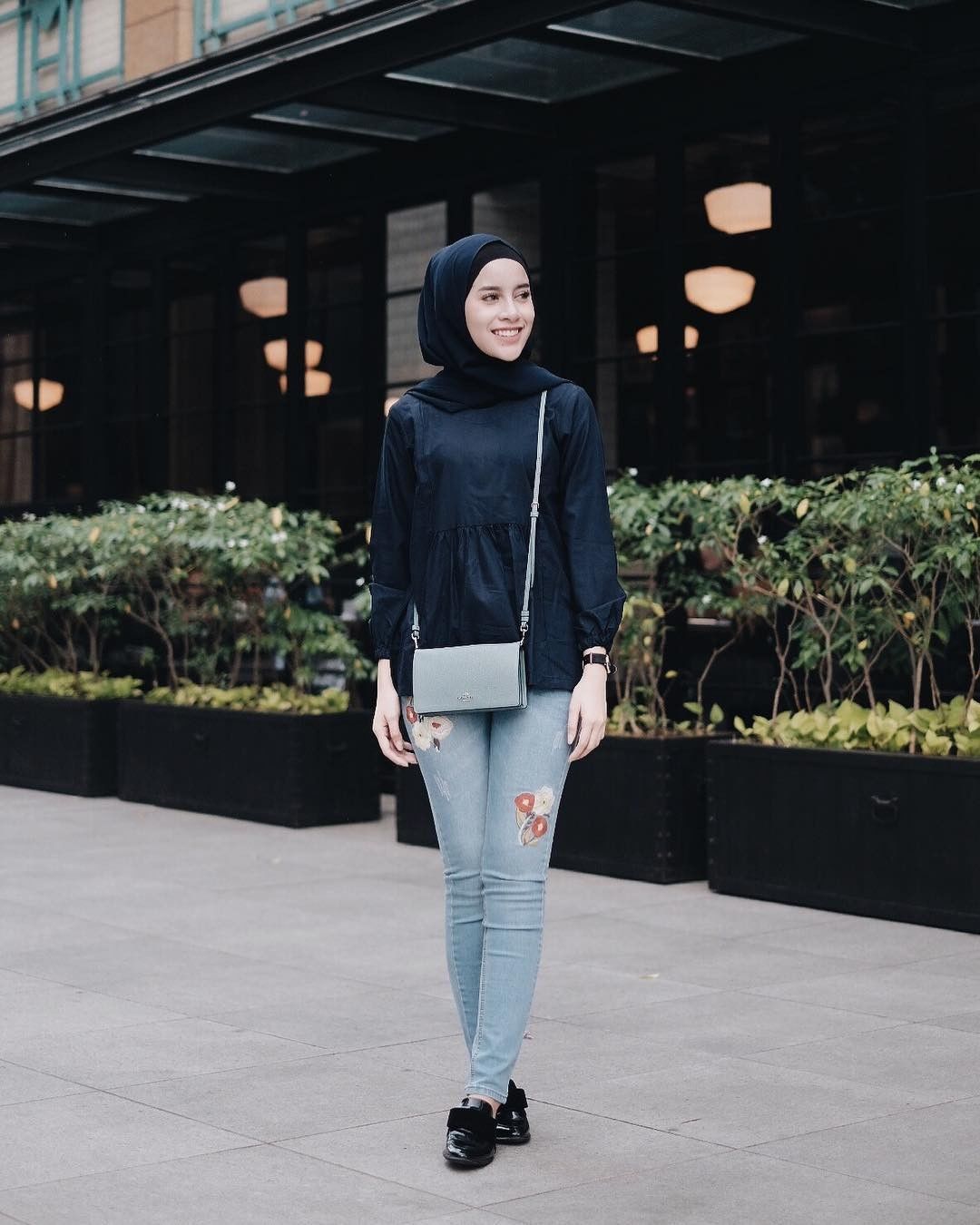 Memadukan Hijab  dengan Jeans  Contoh Gaya Selebgram Aghnia 