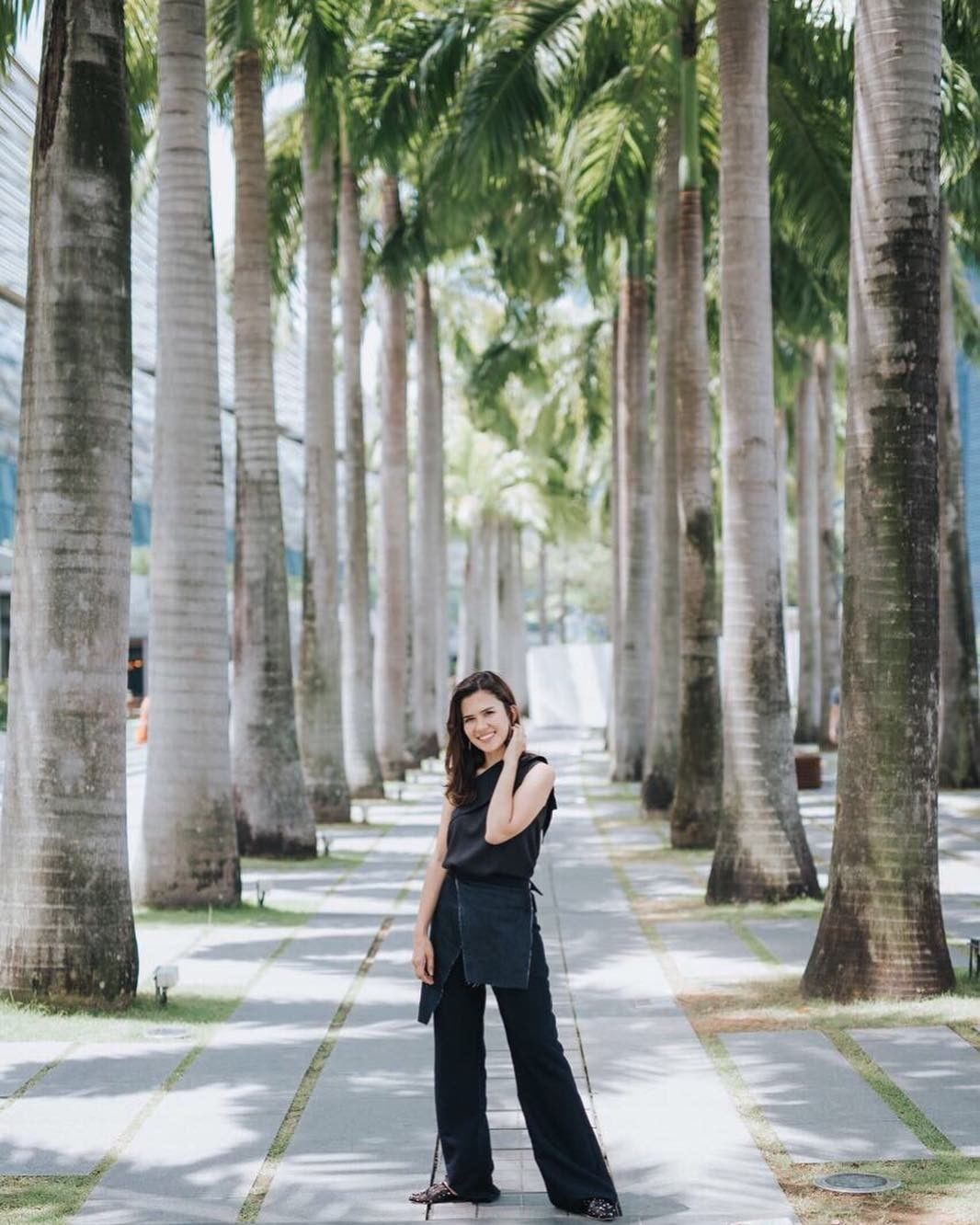 Suka Warna Hitam Style Ala Michelle Joan Ini Bisa Jadi Inspirasimu