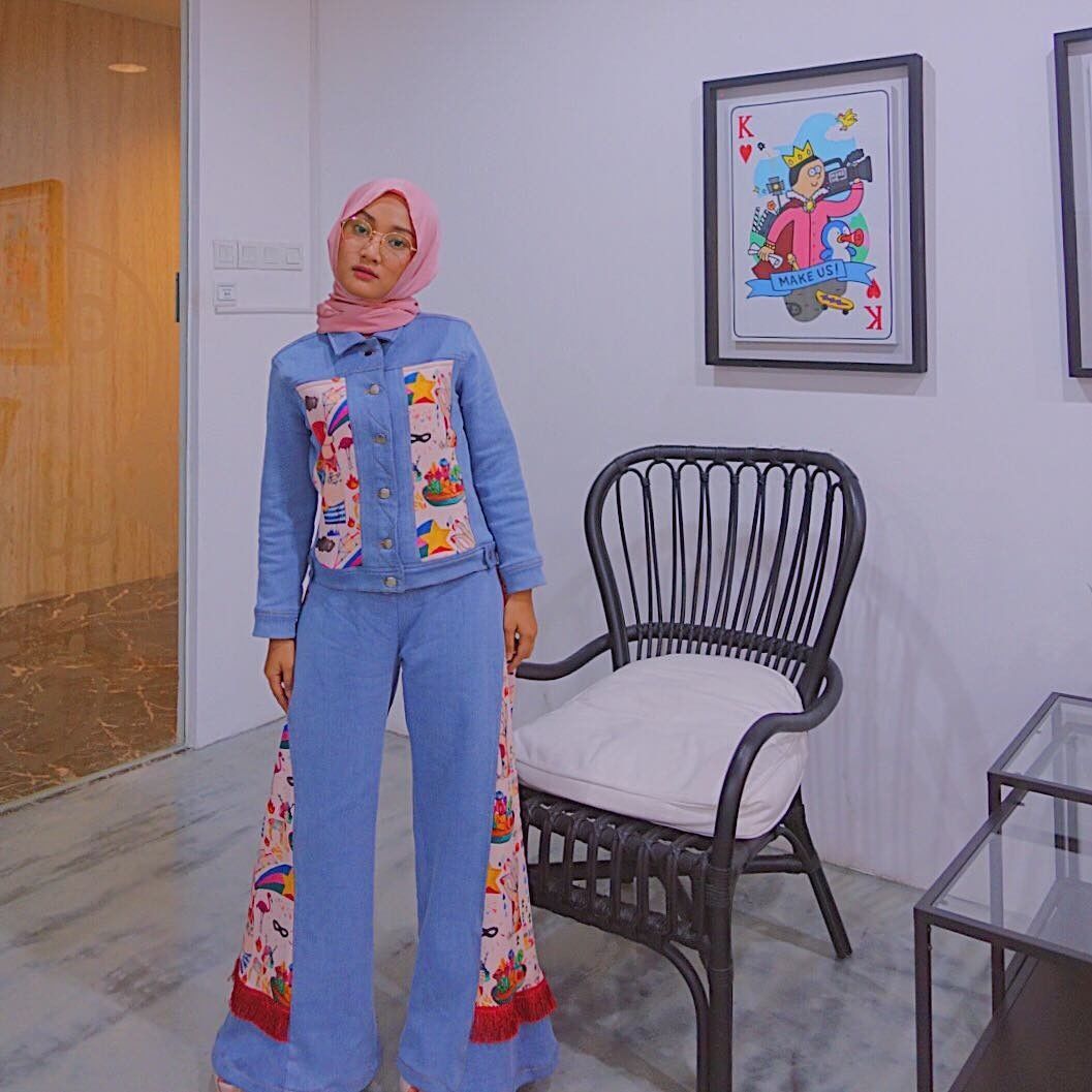 10 Inspirasi Outfit Berhijab nan Stylish ala Fatin Shidqia 