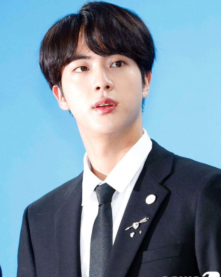 10 Potret Kim Seok Jin Member BTS Yang Dijuluki Worldwide Handsome