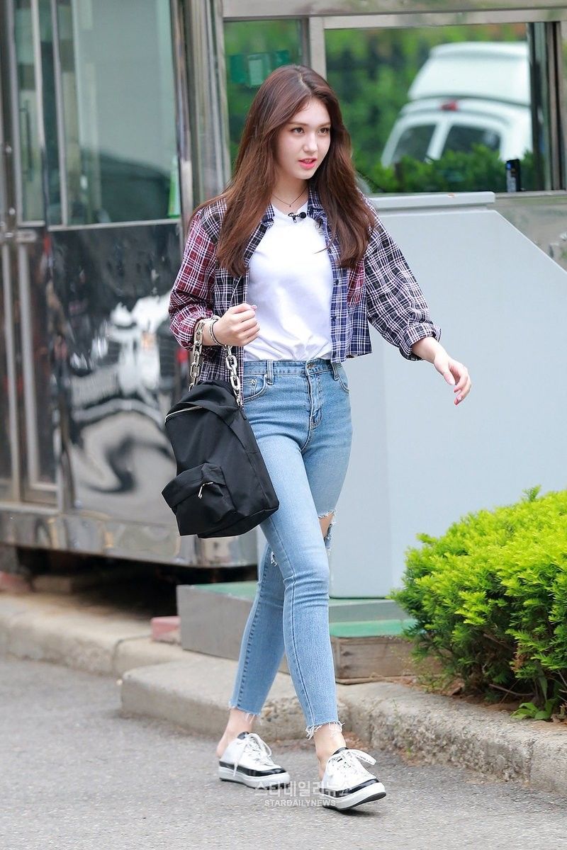 10 Gaya Casual Jeon Somi Yang Keren Buat Hangout Bareng Temen