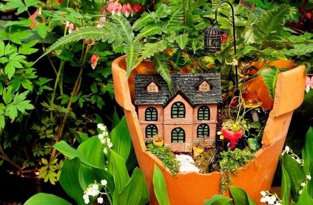 13 Desain Mini Garden dari Pot Pecah, Bikin Ruangan Makin 