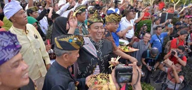 Menelusuri Keunikan Tradisi Perang Topat di Pulau Lombok