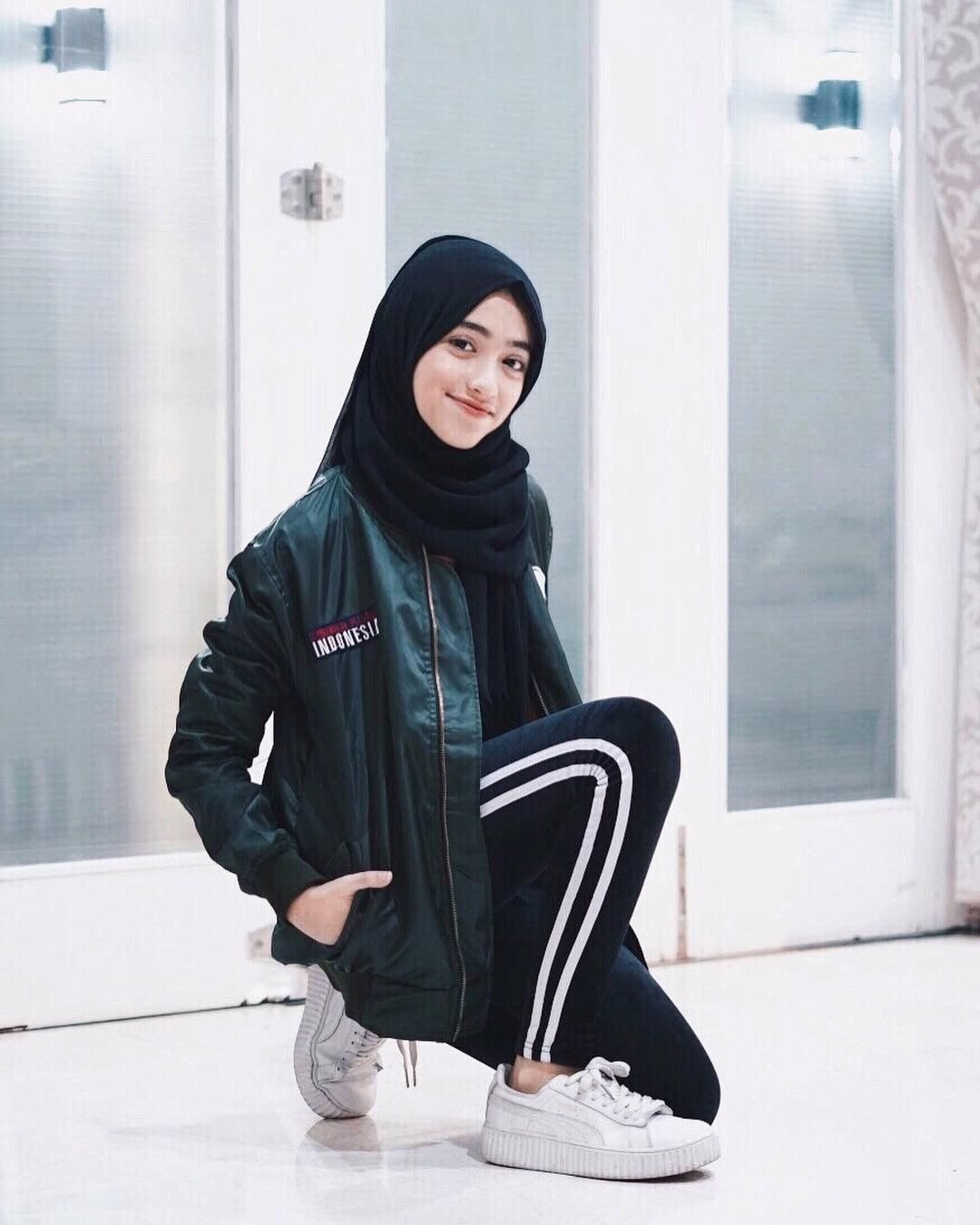 Inspirasi Outfit Berhijab Stylish untuk Remaja ala Selebgram Shirin Al Atrus
