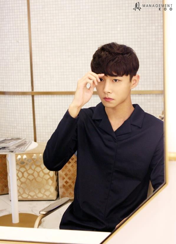 9 Potret Tampan Seo Ji Hoon, si Imut di KDrama 'Longing Heart'