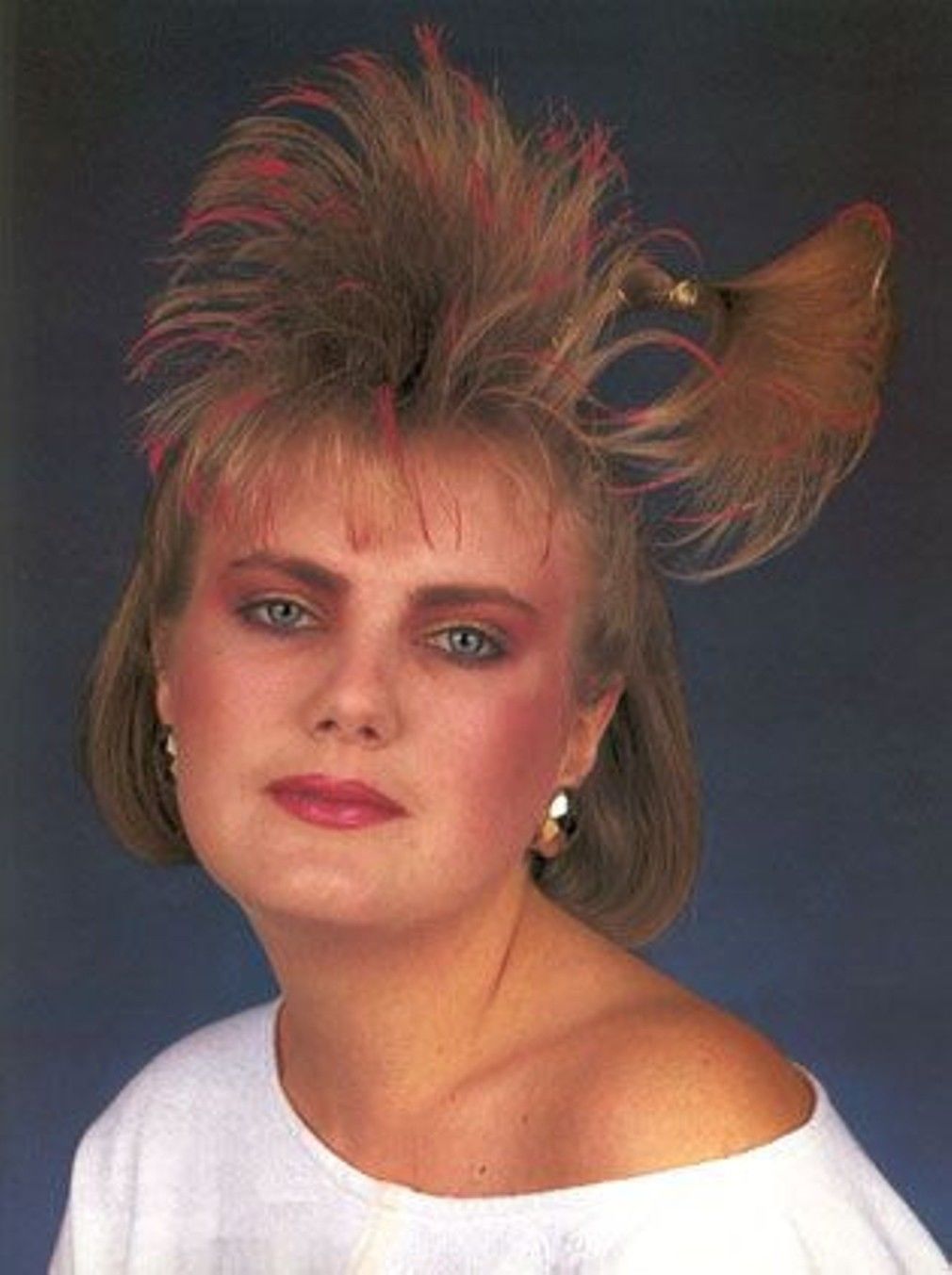 Прически 90х. Челка Карлсон 90-х. Причёски 80-х годов. Прически 80х женские.