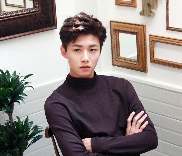 9 Potret Tampan Seo Ji Hoon, si Imut di KDrama 'Longing Heart'