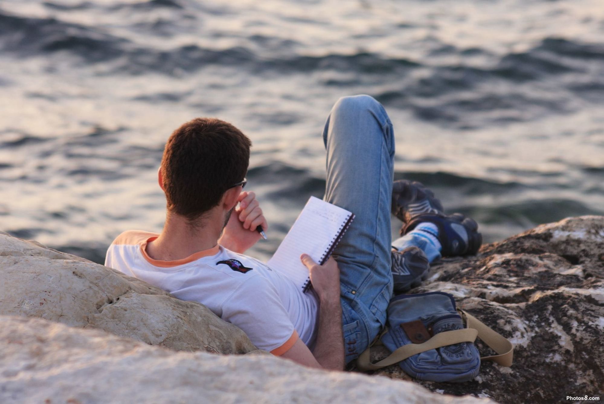 Мужчина прочитал сообщение. Человек на берегу моря. Мужчина с книгой. Девушка с книгой на море. Мужчина на берегу моря.