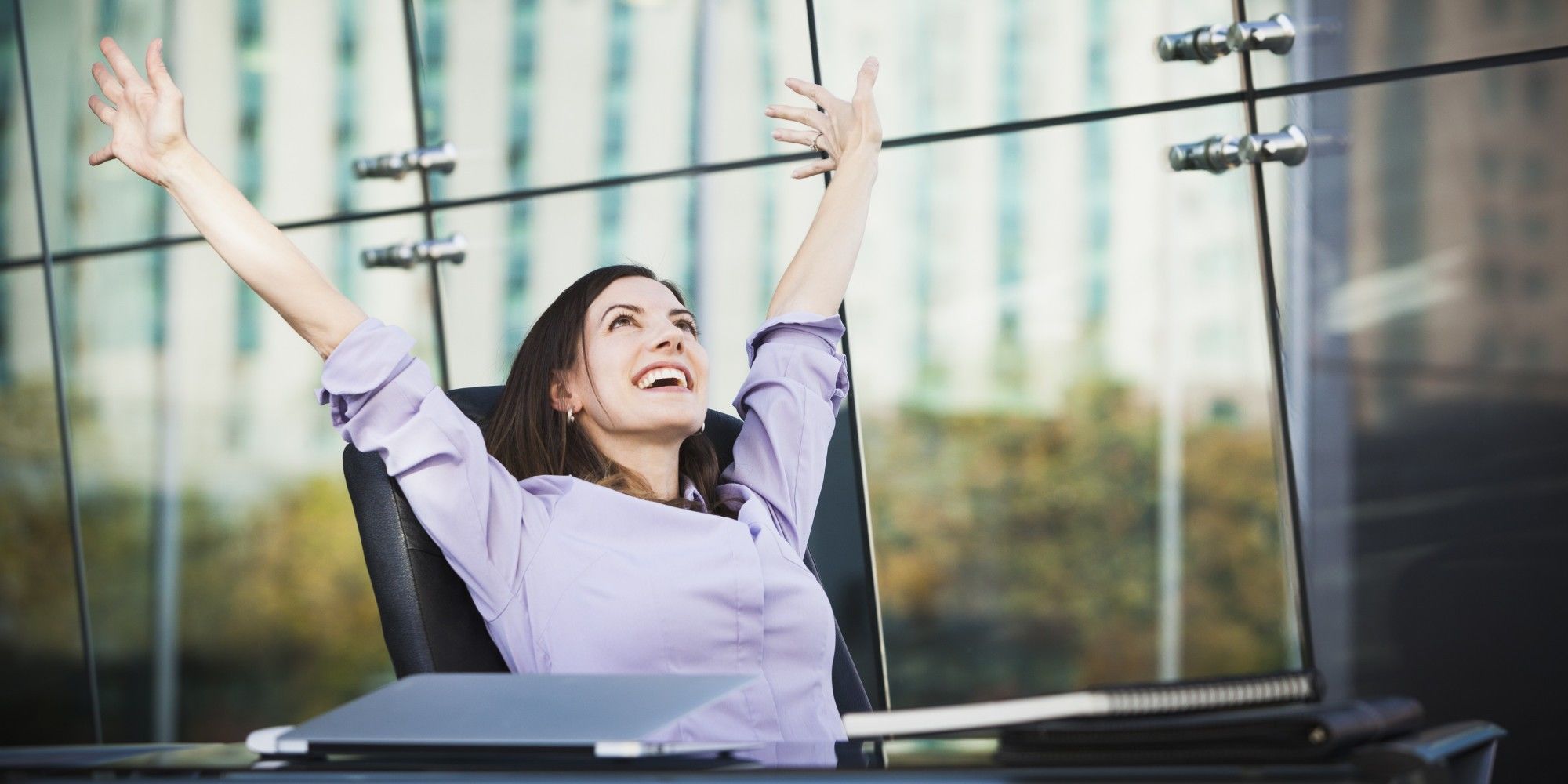 Sering Nyanyi di Kantor? Ini 5 Manfaat Positifnya Buatmu