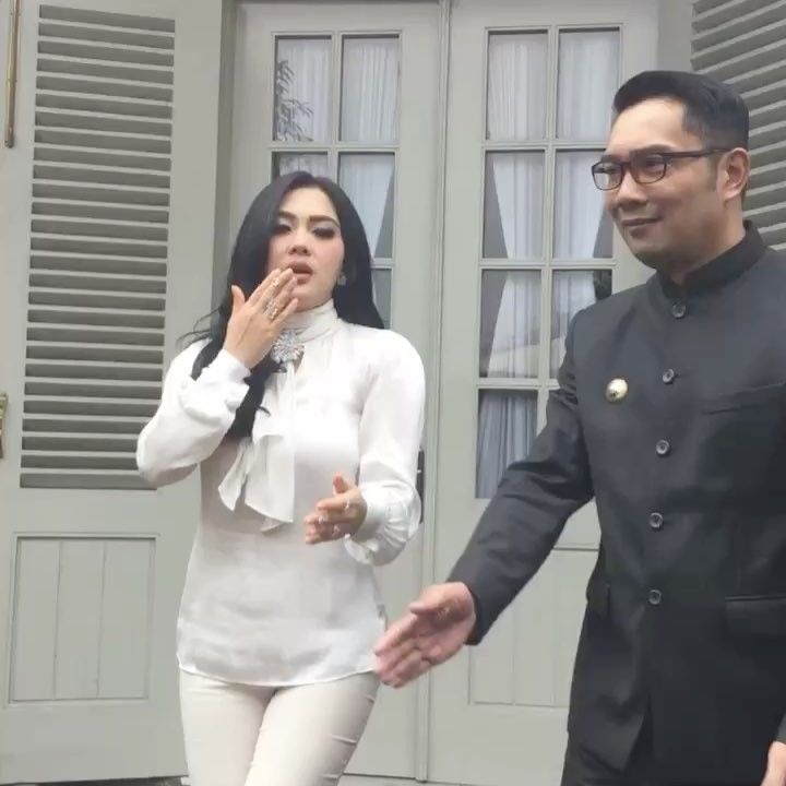 Gokil Abis! Potret Anti Mainstream Kang Emil Bersama Artis 