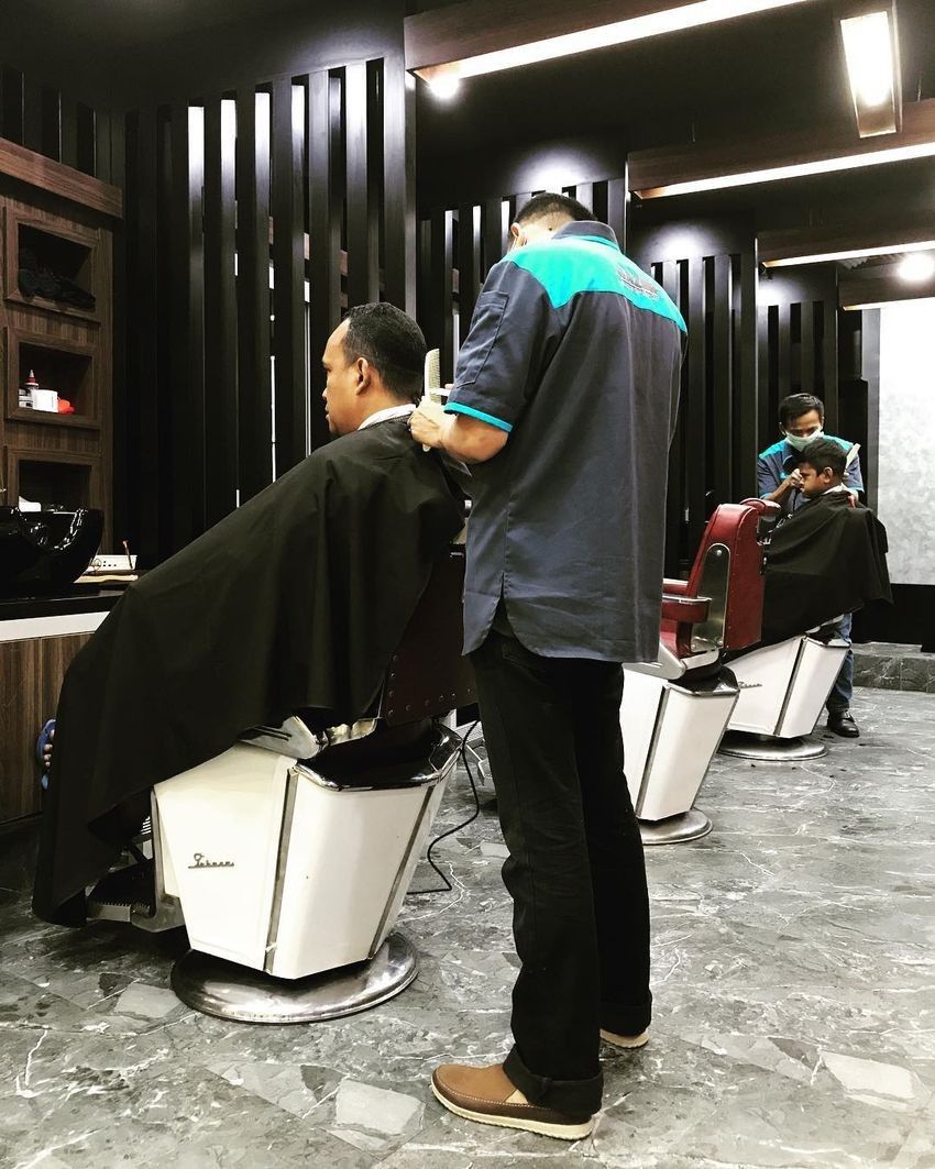 6 Rekomendasi Barbershop di  Surabaya Ini Bisa Bikin 