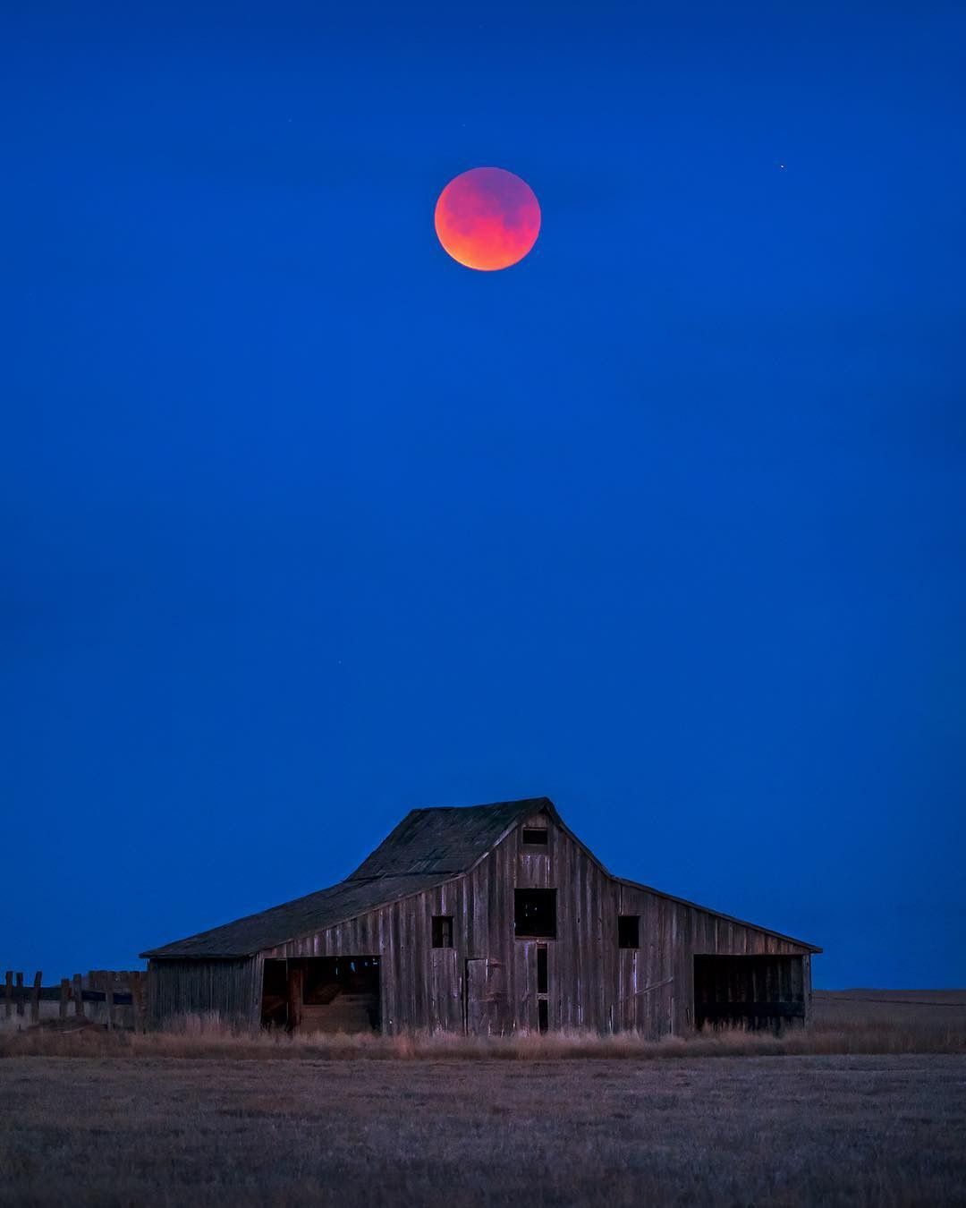 Indahnya! 19 Foto Penampakan Super Blue Blood Moon di Berbagai Negara