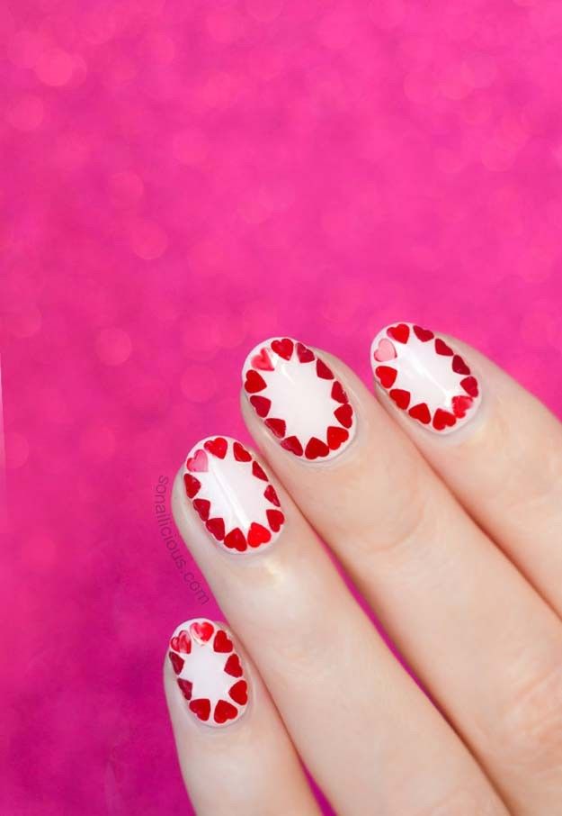 10 Referensi Nail Art Manis Bertema Valentine, Mau Coba Gak?