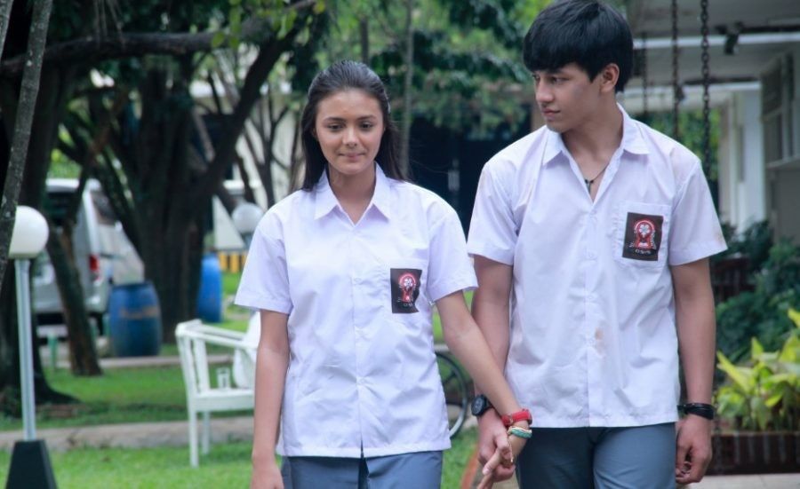 Selain Dilan & Milea, Inilah 5 Pasangan di Film yang Juga Romantis