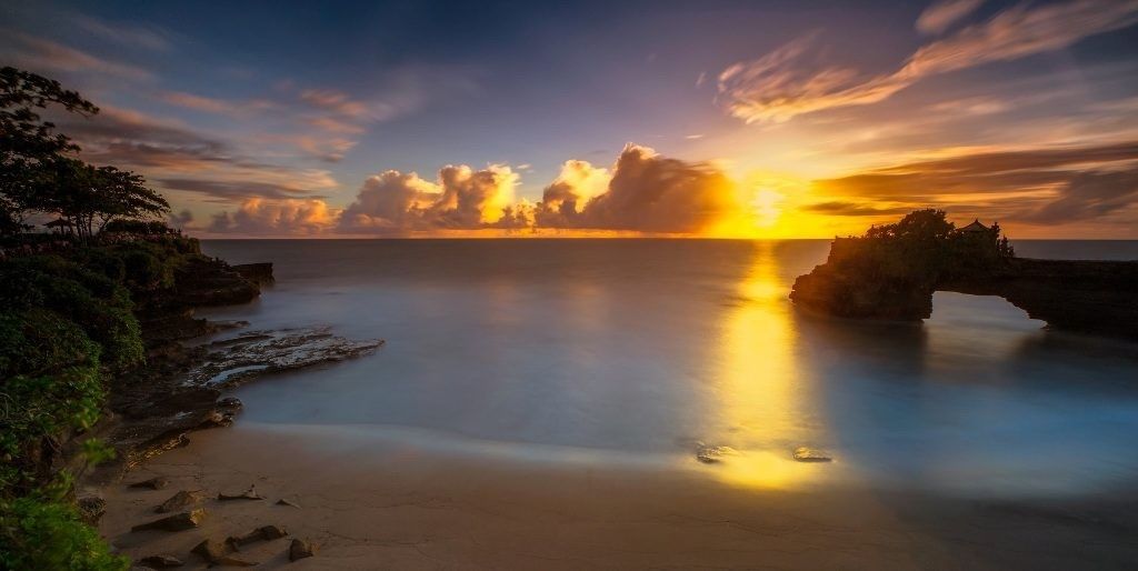Sama Cantiknya, 5 Lokasi Pantai di Kuta Utara Untuk Berburu Sunset