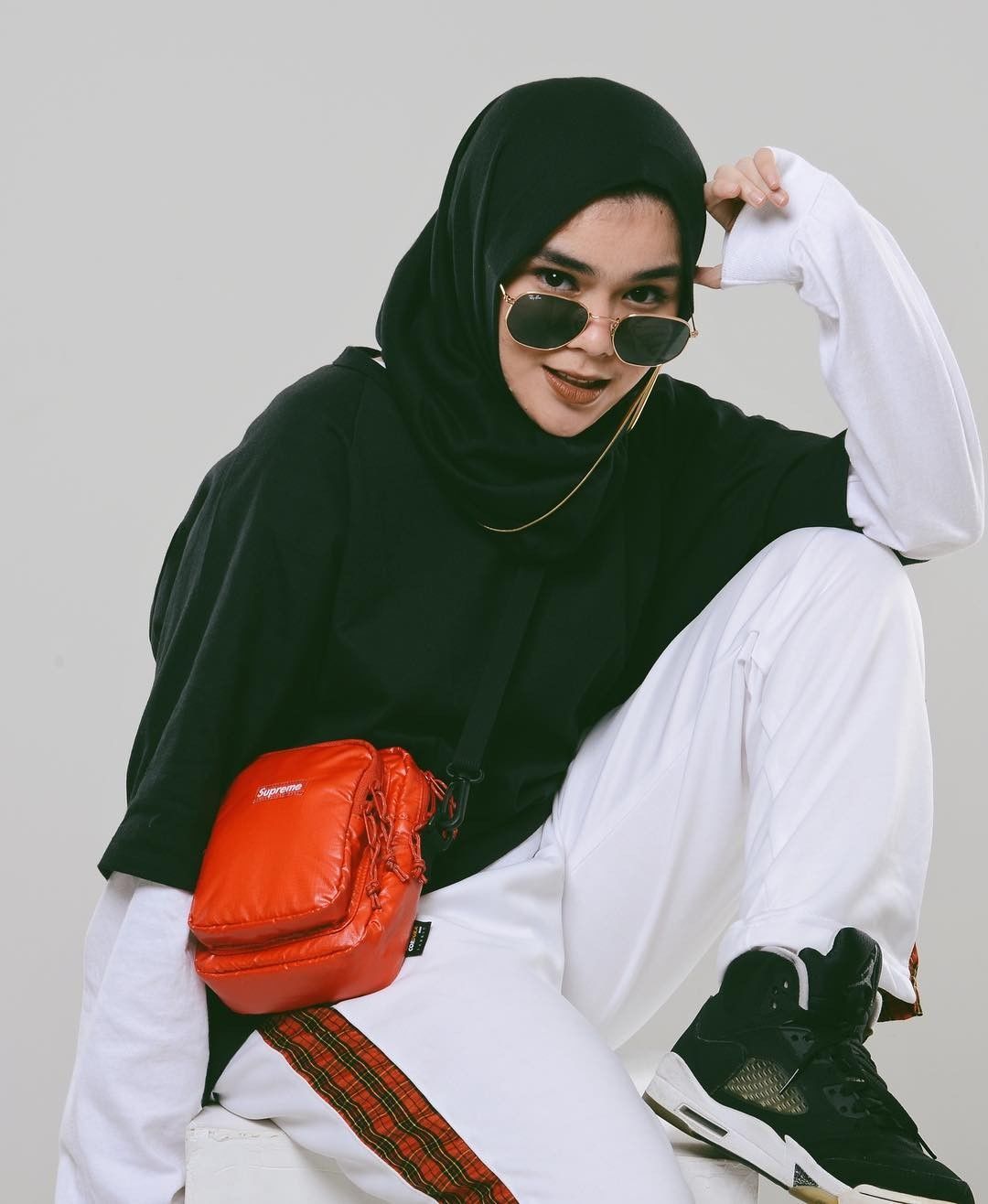 Tomboy dengan Hijab, Ini 12 Style Sivia eks Blink yang Anti Mainstream