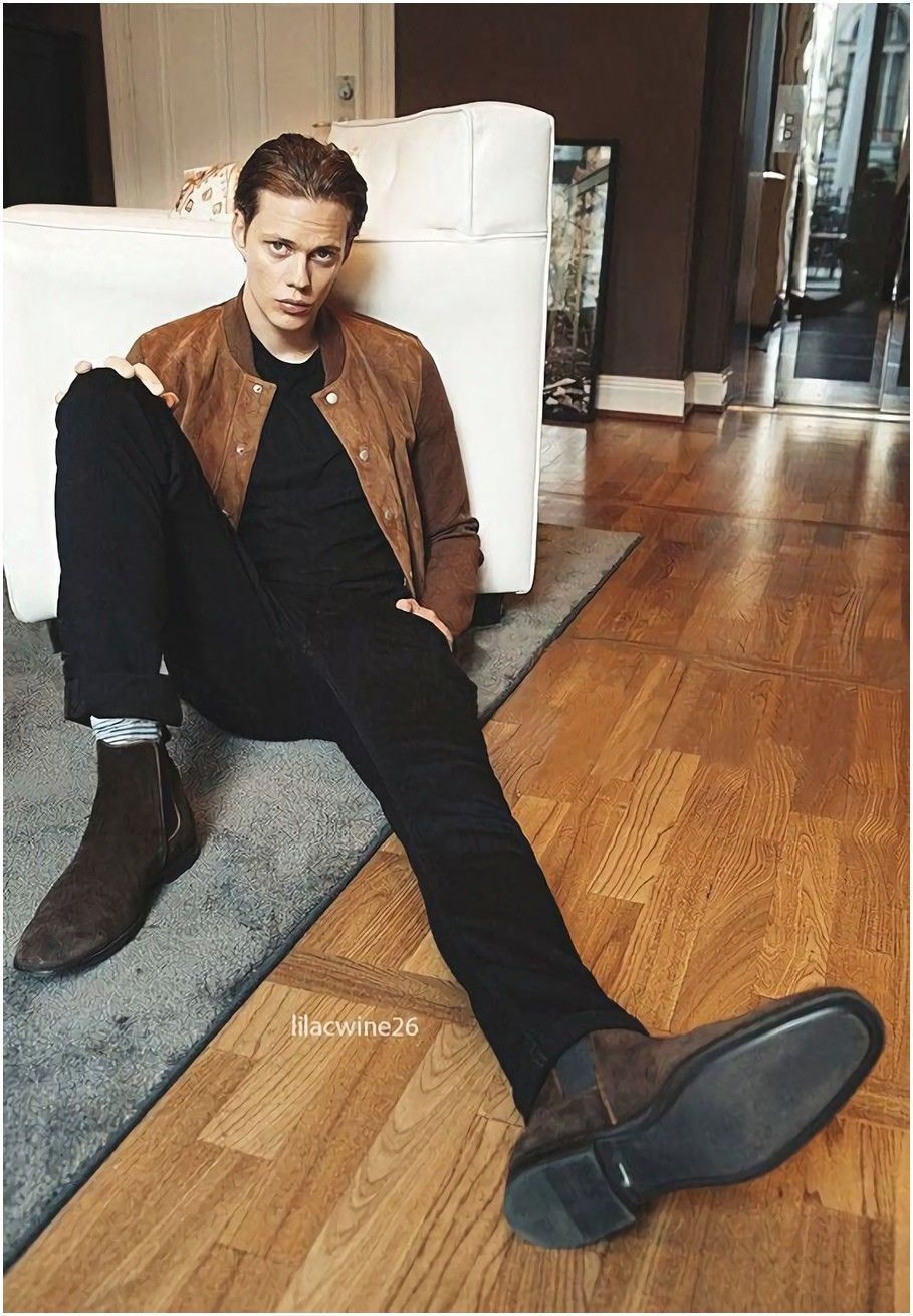 7. Ada juga tampilan santai <b>Bill</b> <b>Skarsgard</b> dengan jaket coklat serta pakaia...