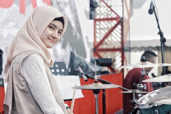 10 Potret Jeane Phialsa, Drummer Berbakat yang Kini Pilih Berhijab