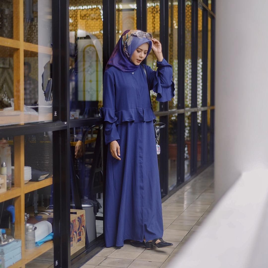 Warna Jilbab Yang Cocok Untuk Baju Biru Dongker