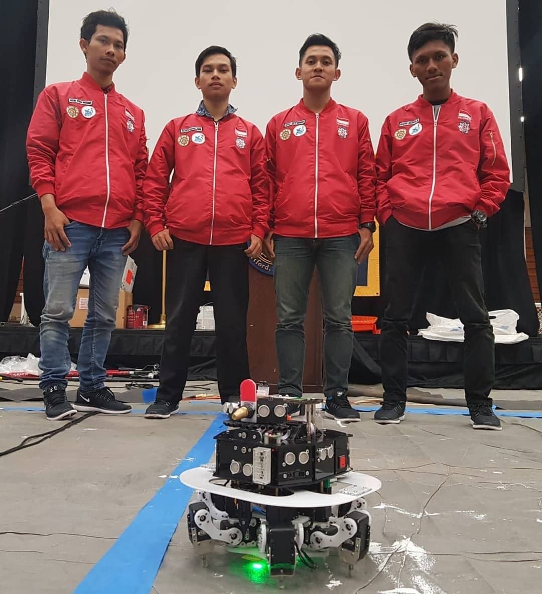 Bangga, Tim Robot UGM Raih Medali Emas di Kontes Robot 